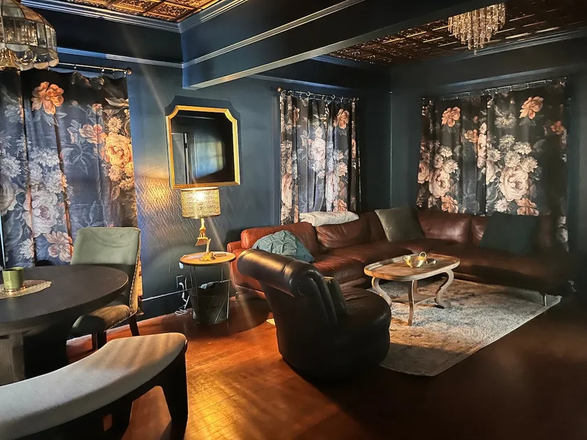 Peacock Manor - Image 1