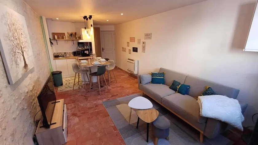 House with Authentic Charm in the Heart of Beaugency & Air Conditioning - Image 1
