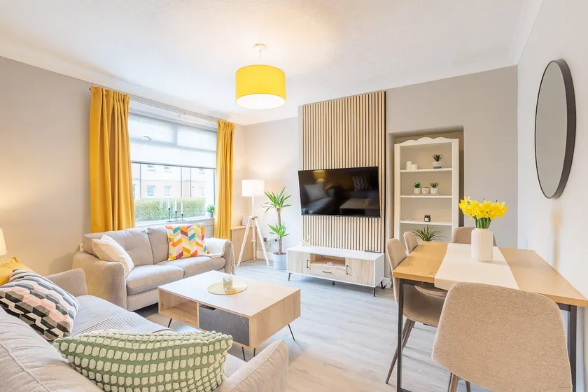 Stylish Two Bedroom Apartment with Private Parking - Image 1
