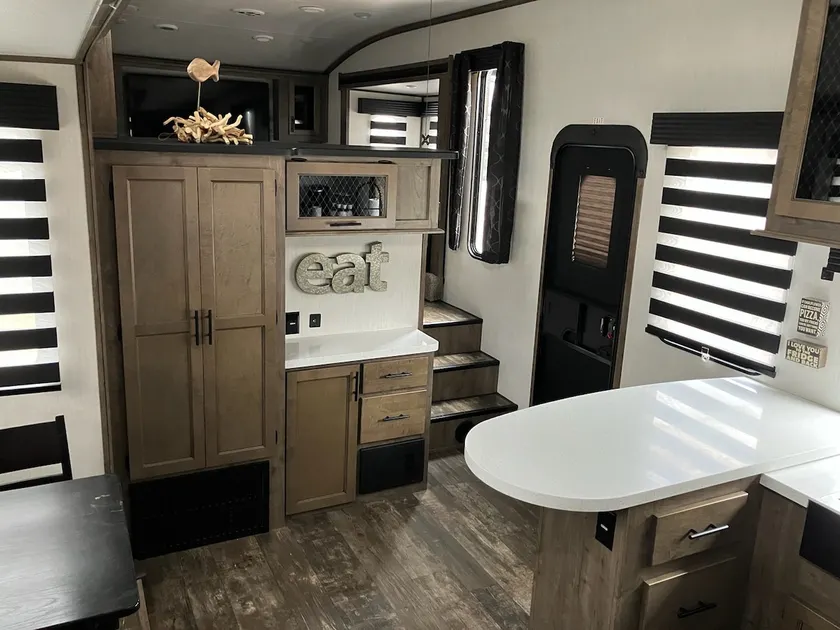 New Luxury 5th Wheel - Image 1