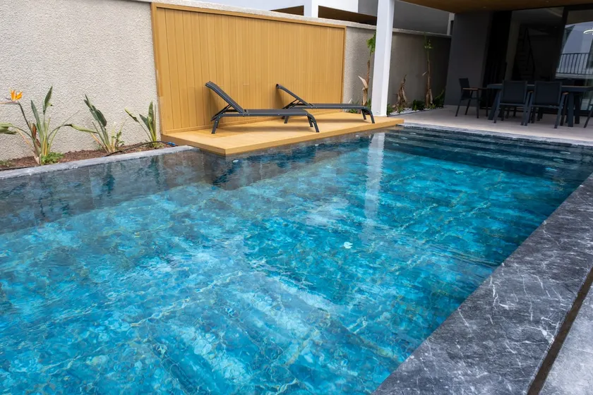 Super deluxe pool in the center - Image 1