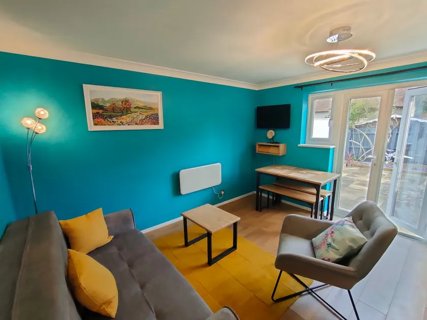 Cosy Dragonfly Garden Apartment with free parking - Image 1