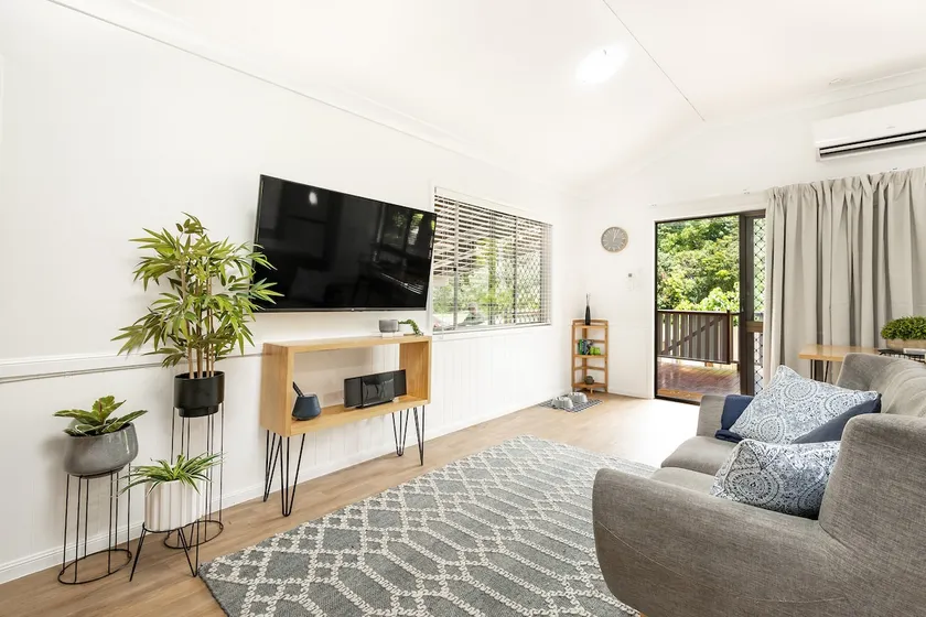 Coastal Mountain View Cottage for Couples - Image 1