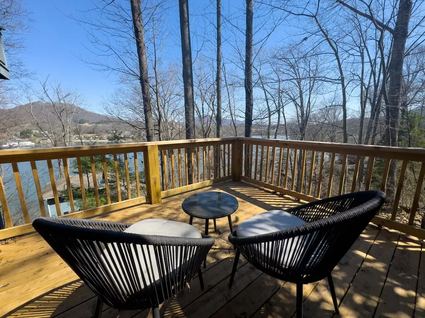 Stacey's Studio Suite w/Lake View - Image 1