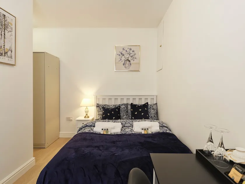 Rofennie Suite -Luxury ensuite room! - Image 1