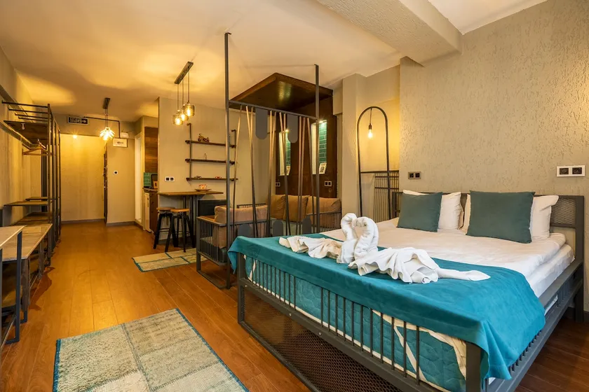 Cozy Spacious Studio Flat With Mid-Size Jacuzzi - Image 1
