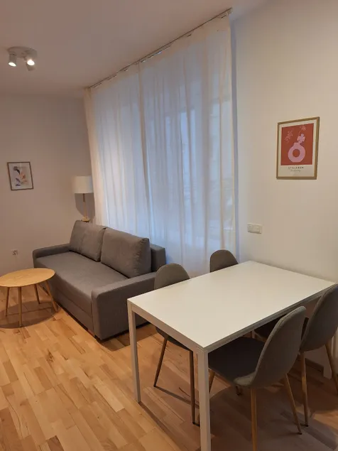 Central apartment with terrace and parking space - Image 1