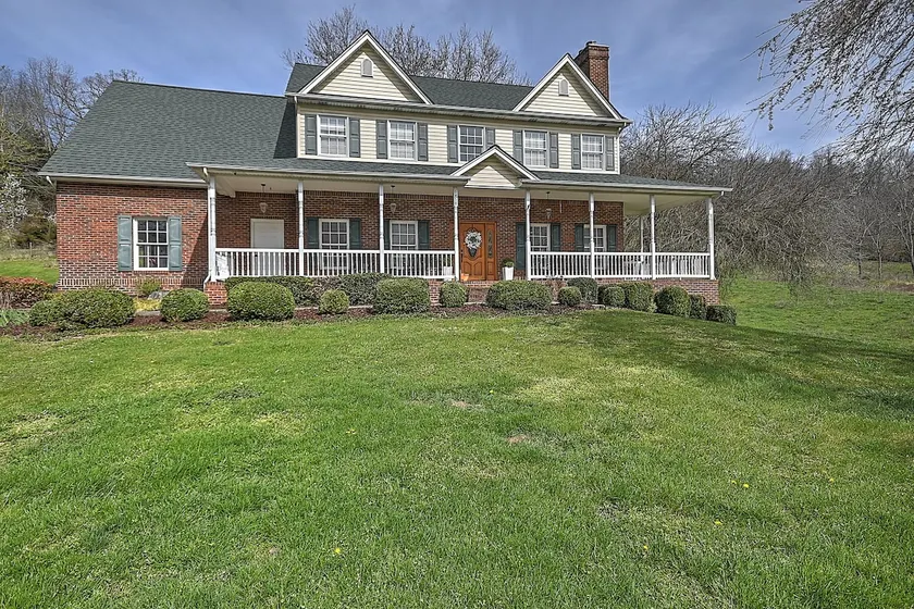 House on Hill,4BR, 3BA, hot tub - Image 1