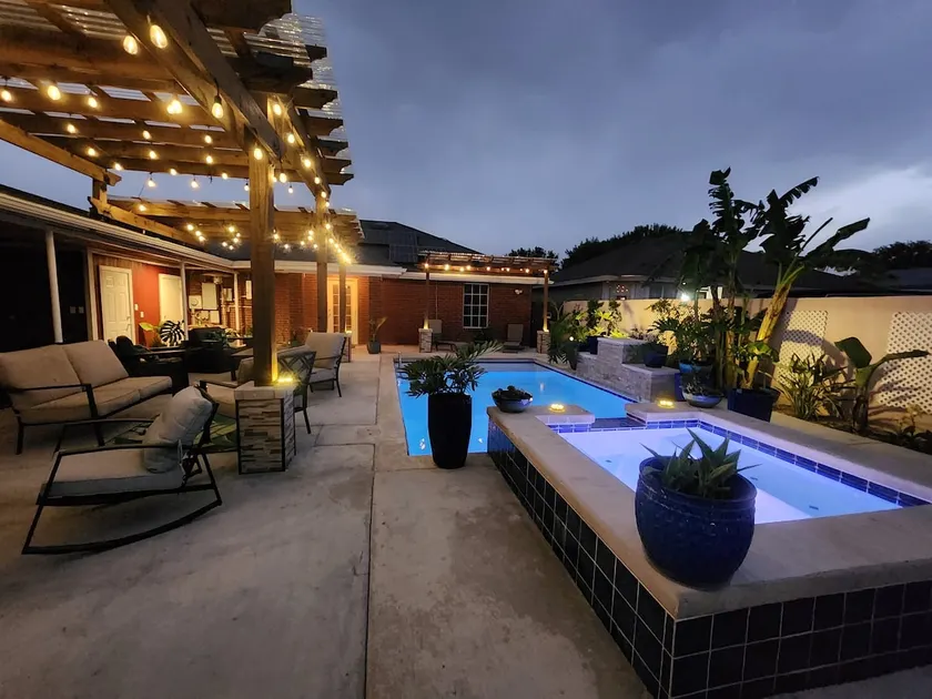 Paradise at home with pool and hot tub - Image 1