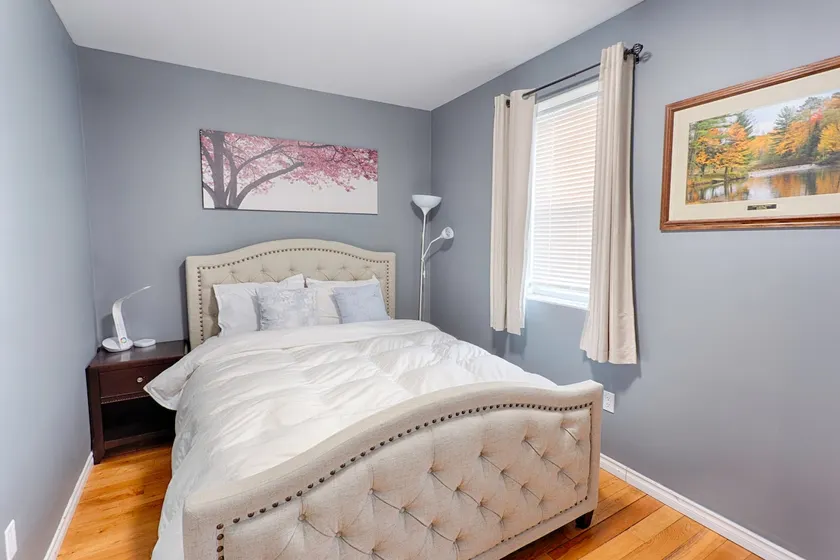 Superb location, walk to everything. Free parking - Image 1