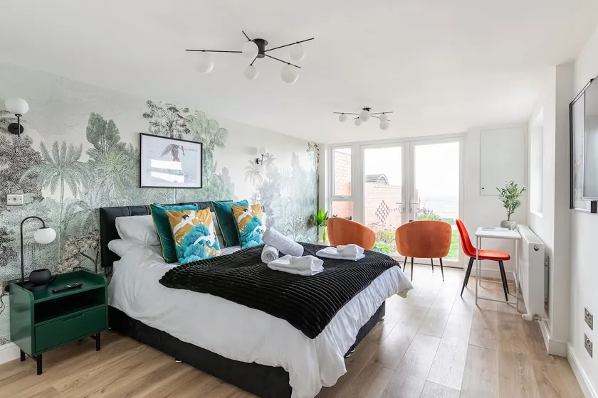 Seafront Retreat: Opulent 4BR Haven for Big Groups - Image 1
