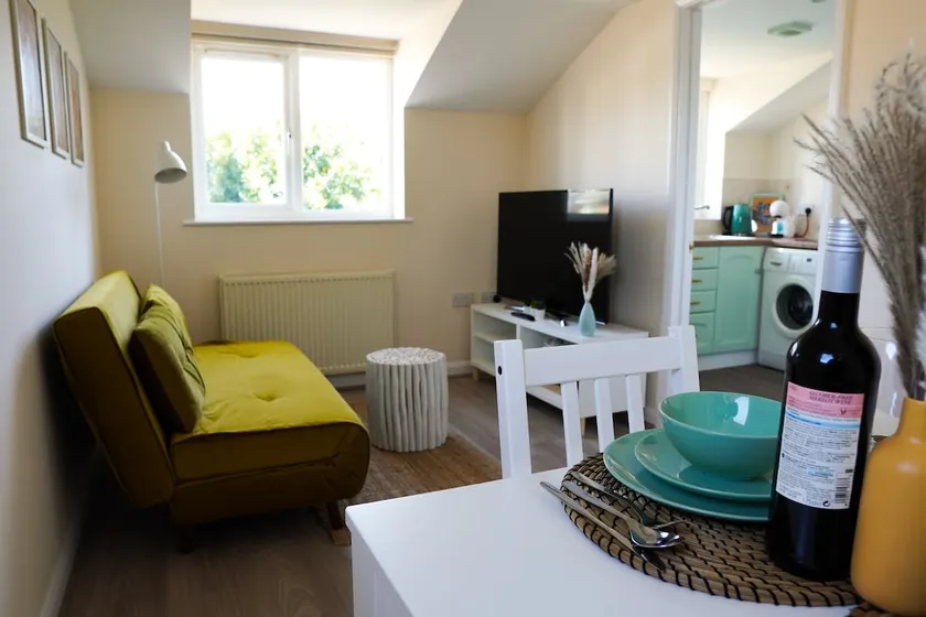 Cosy Apartment with Office & Parking in Cranfield - Image 1