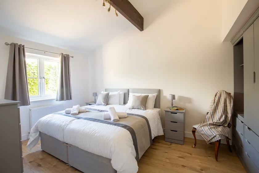 Goodwood - Modern Stay in Cotswolds with Hot Tub - Image 1
