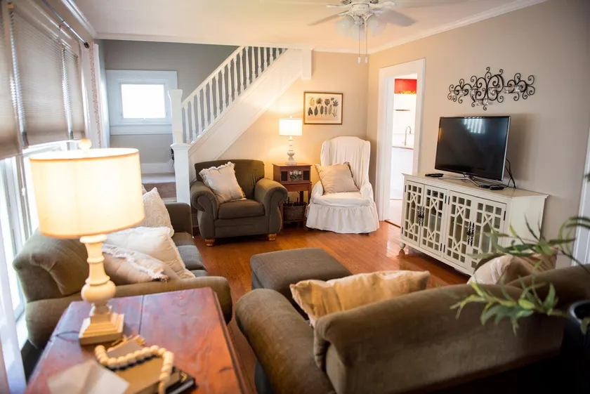 Charming Three-Bedroom House - Image 1
