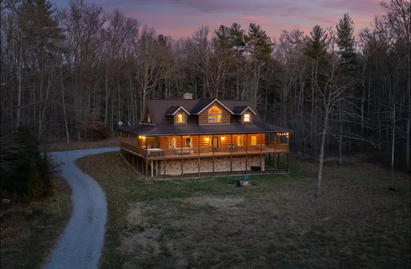 Family Retreat @ Elkton, Hot tub, stocked pond - Image 1