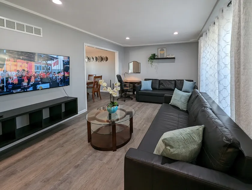 Comfy | Spacious | Convinient - Image 1