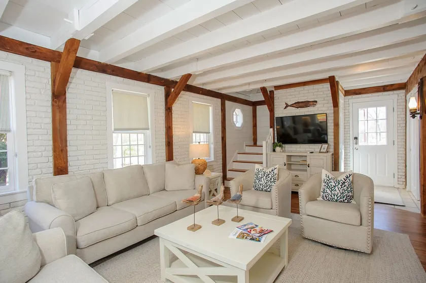 Top-Rated Vineyard Retreat: Hot Tub + Private Lambert’s Cove Beach Access! - Image 1