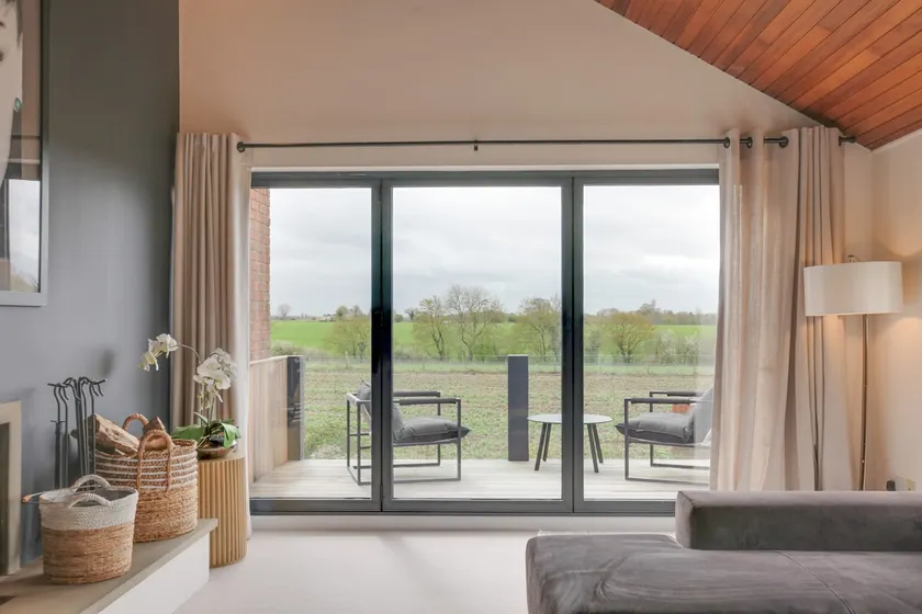 Two bedroom house with far-reaching country views - Image 1