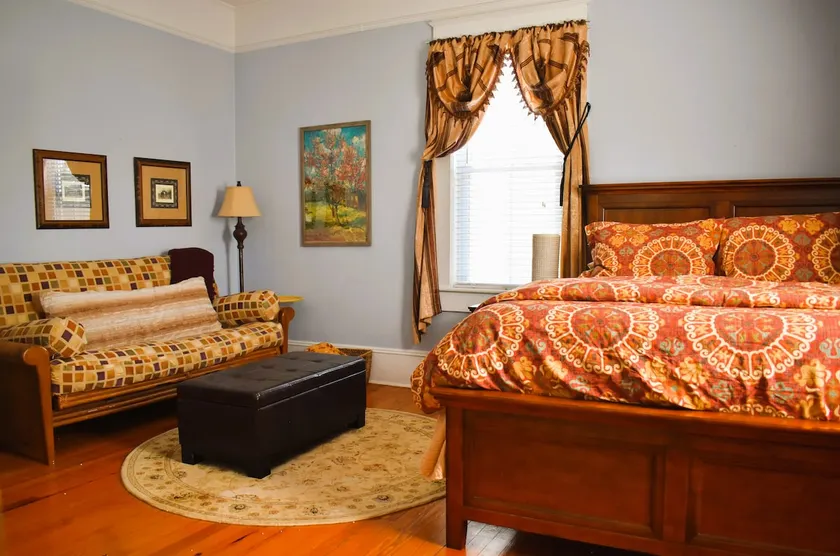 Karabella Estate Suite, No clean fee. In The Burg! - Image 1