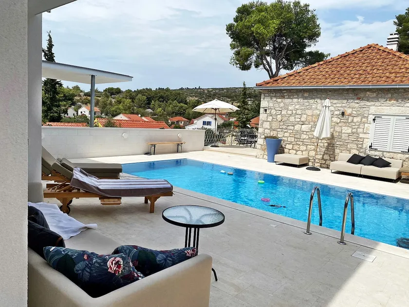 Elegant Oasis: Luxury Villa Marumare with Pool - Image 1