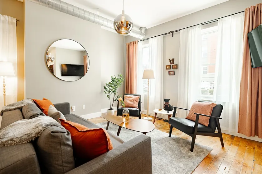 Lux Parkside Townhome | Free Parking | Walk to ALL - Image 1