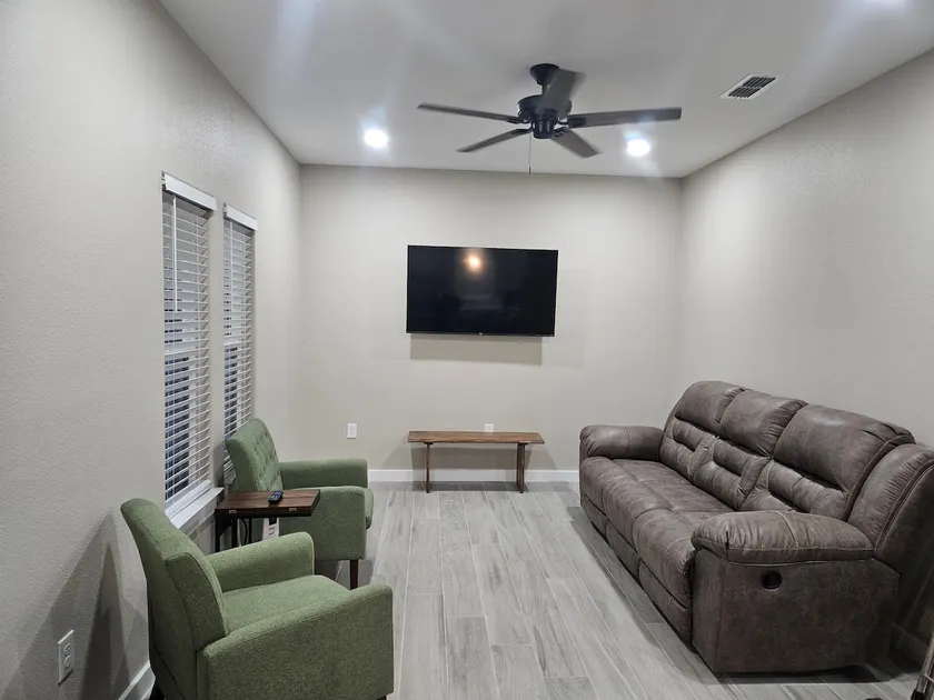 Mid-town Veranda (Emerald) - Image 1