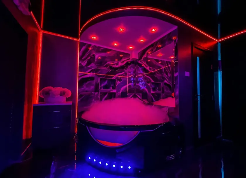 LOVE & JACUZZl - Image 1