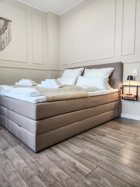 GELI Homes A2208 - 2x Zimmer, 2x Kingsize Bett, 1 bis 4 Personen, Parkplatz, TV, Wifi, top Küche, Kaffee, Tee - Image 1
