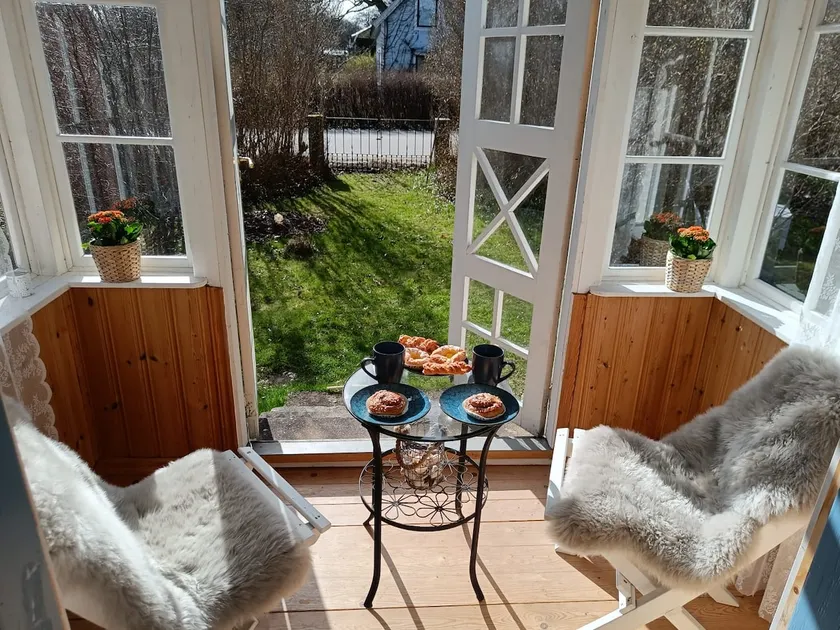Cozy Garden Cottage - Image 1
