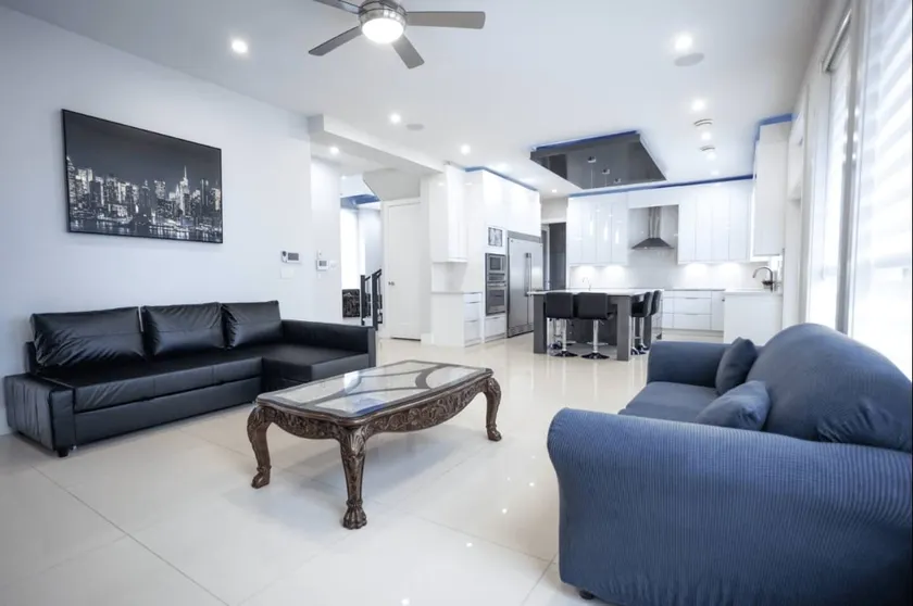 Luxury Delta-Surrey Getaway | 5BR, Sleeps 14 - Image 1