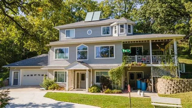 Cozy Riverview Retreat - Image 1