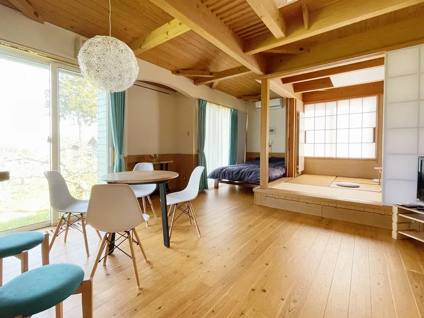 A house in an apple orchard. Stay in a cafe-like atmosphere in a refreshing open living room. - Image 1