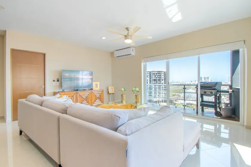 1 BR Elegant Condo with Jacuzzi and Spectacular Ocean View - Image 1
