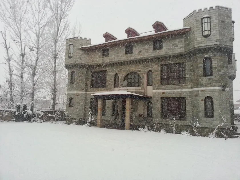 Entire Home 4BD 5BA The Citadel, Srinagar - Image 1