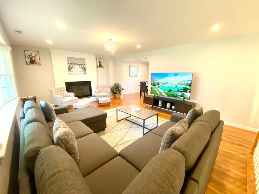 Urban Luxury in Central CT w/ free RV parking - Image 1