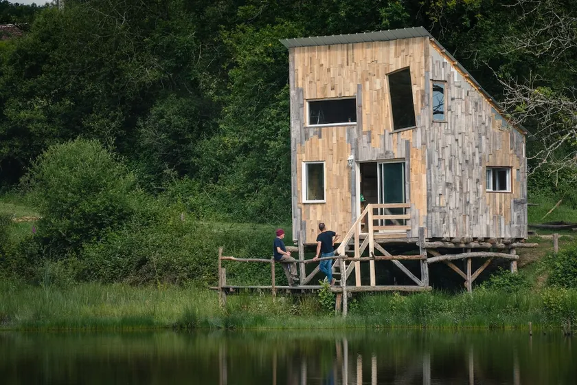 Unusual waterfront hut - Image 1