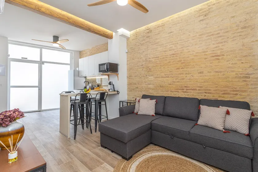 A 30-minute walk to downtown, comfortable and modern. - Image 1