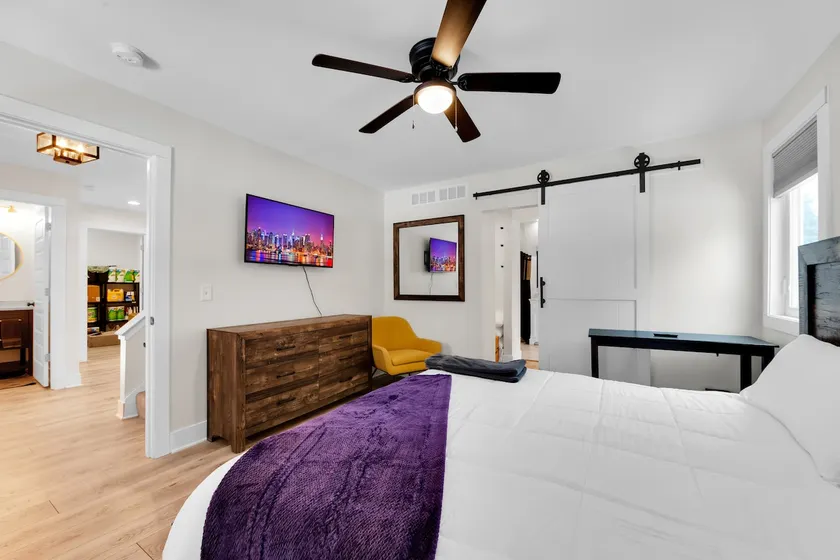 *NEW* King Bed Cozy Retreat near Lake Fenton - Image 1