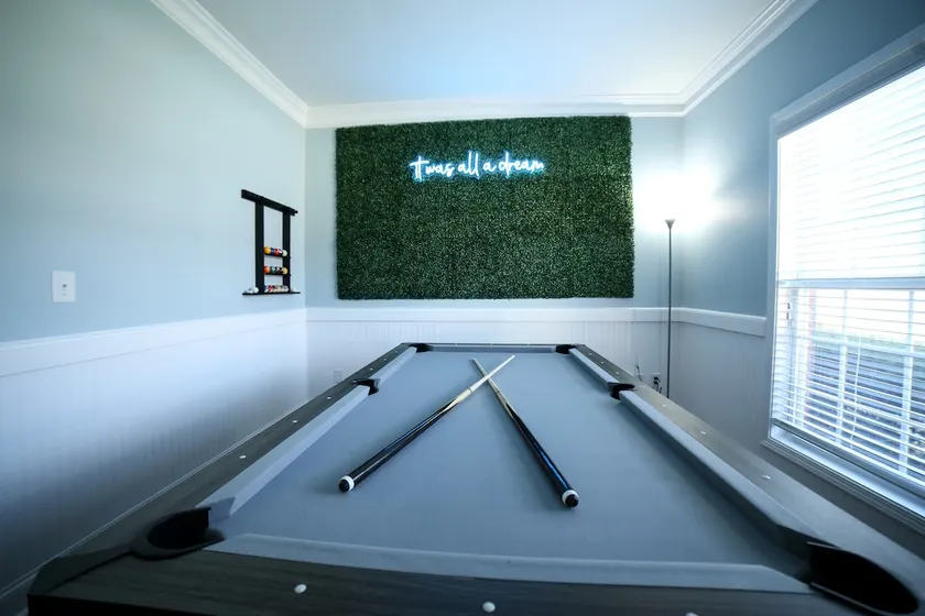 Huge 5 Bedroom Home With KING Bed & Hot Tub - Image 1