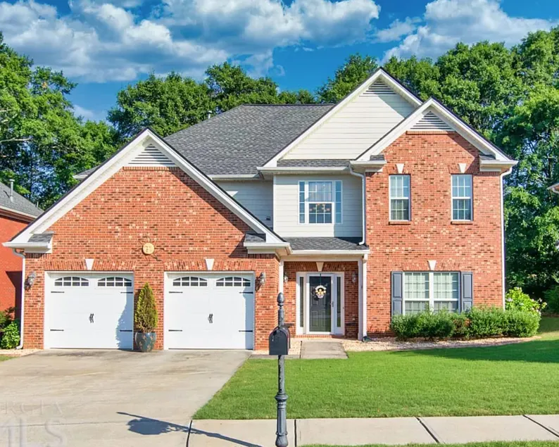 Huge 5 Bedroom Home With KING Bed & Hot Tub - Image 1