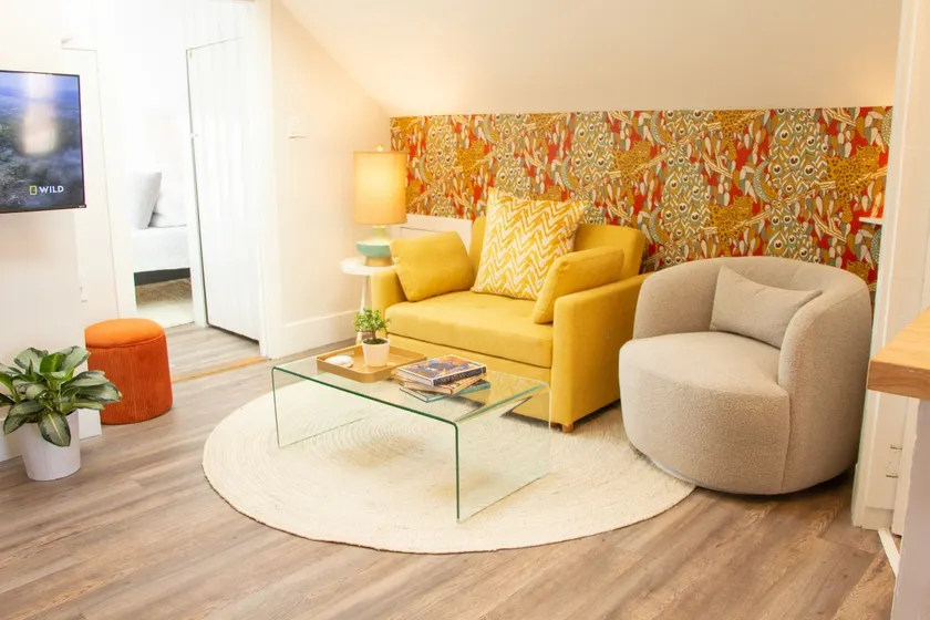 Sunny Spot with Private Parking - Image 1