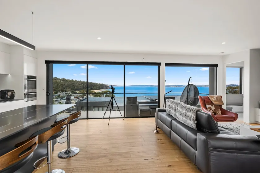Beachside Luxury Villa - Expansive Panoramic Vistas - Image 1