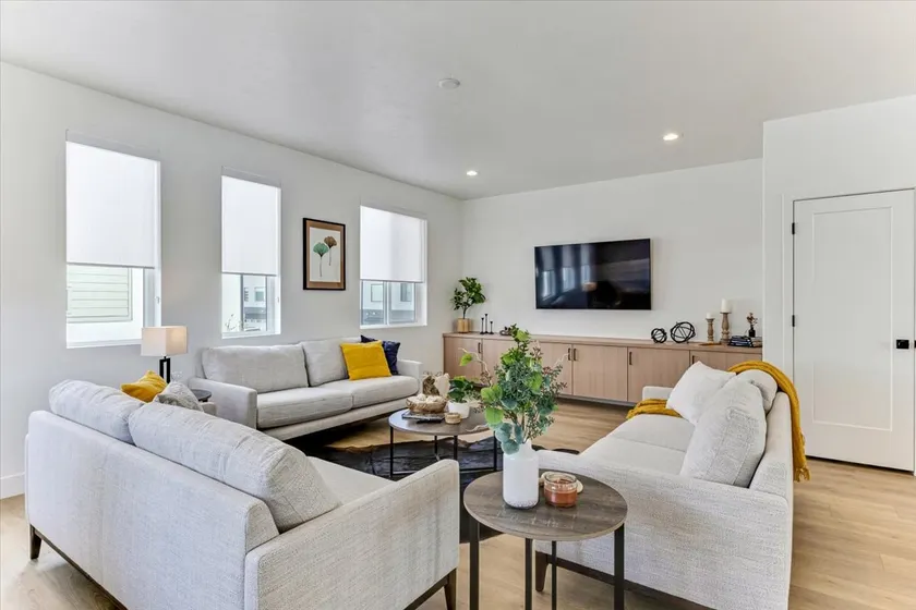 Stylish Pet Friendly Home for Work & Relaxation - Image 1