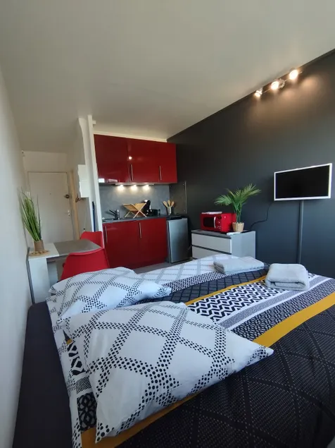 Lovely studio with private parking - Image 1