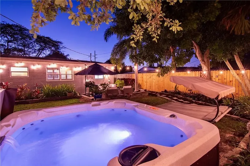 3 Bedrooms, 3 baths en suite+HotTub-mnts 2 beach - Image 1