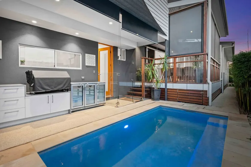 Redcliffe CBD Family Beach House - Image 1
