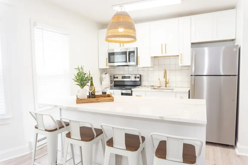 CrestNest- Modern 2BD,1BA-2.5 Blocks to Beach - Image 1