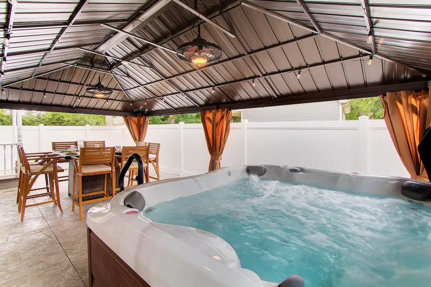 Elegant 4 BR w/Hot Tub & Game Room - Image 1