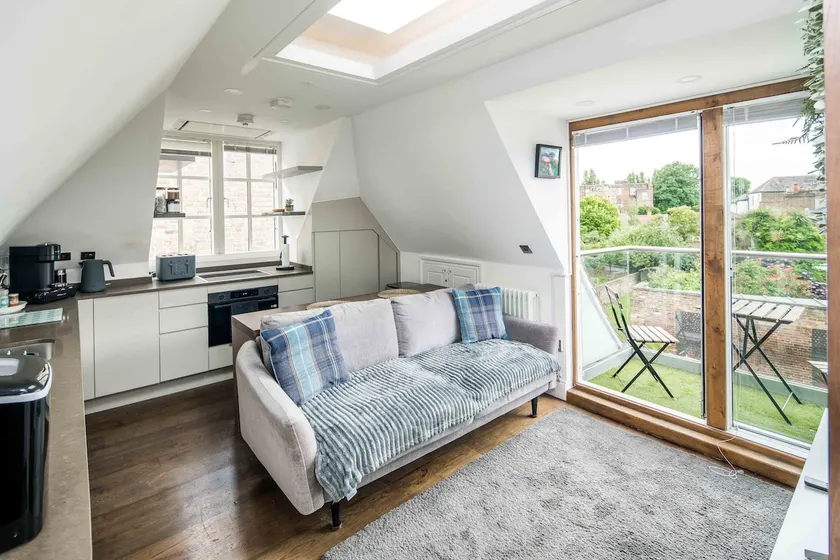 Sleek and Stylish 1BD Apt w/ Balcony, Hammersmith - Image 1