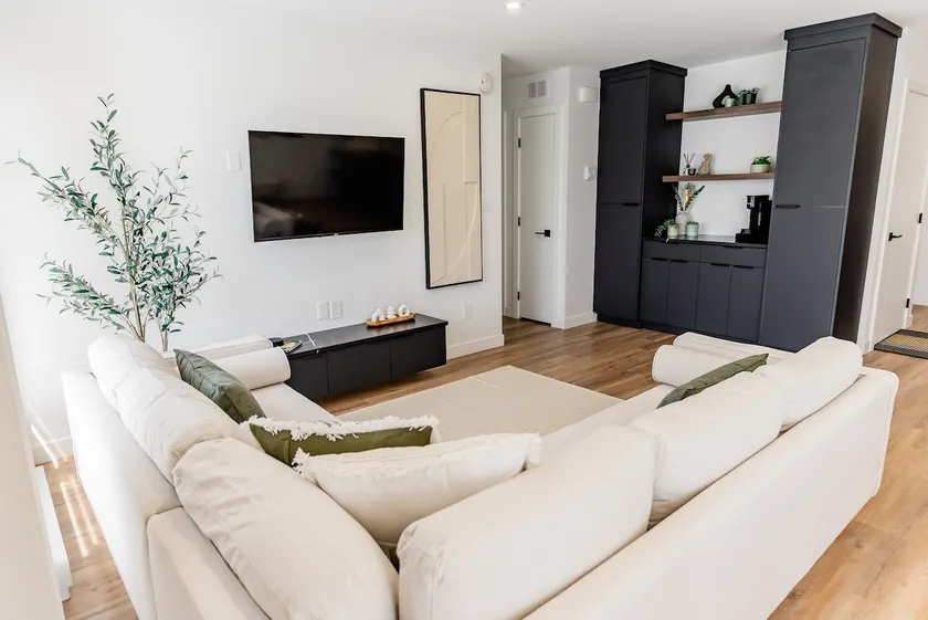 Modern Comfort Haven | Near Downtown - Image 1